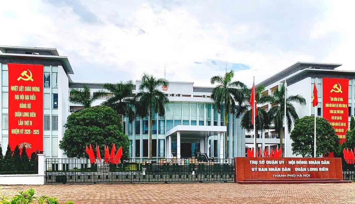 Trụ sở Quận ủy - HĐND - UBND quận Long Biên tại số 1 phố Vạn Hạnh phường Việt Hưng (cũ) sẽ trở thành trụ sở của Đảng ủy - UBND phường Việt Hưng (mới). Ảnh: Người Hà Nội.