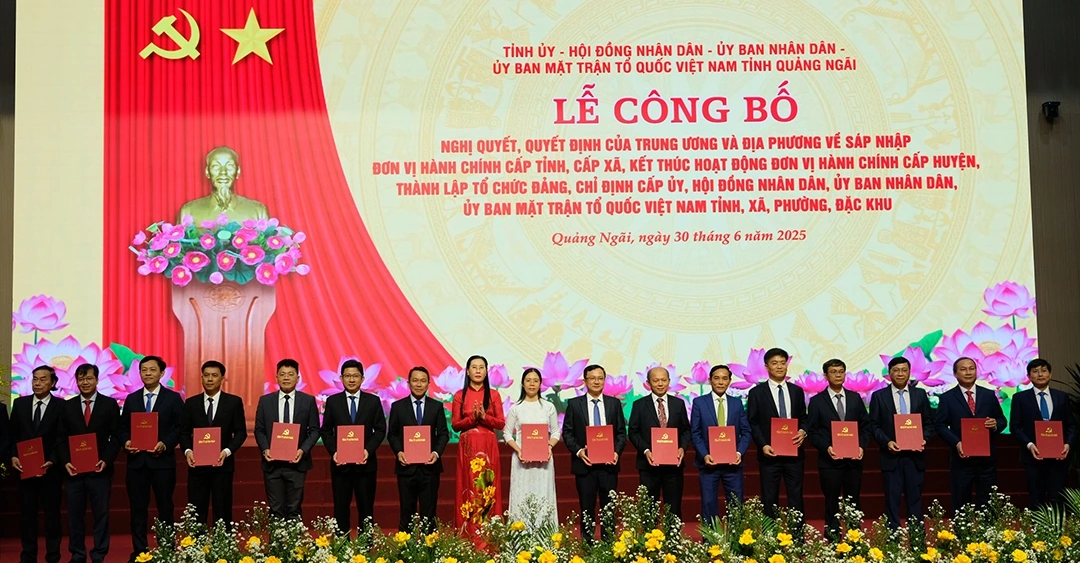 Bà Bùi Thị Quỳnh Vân, Bí thư Tỉnh uỷ Quảng Ngãi trao quyết định cho các Bí thư Đảng ủy xã mới
