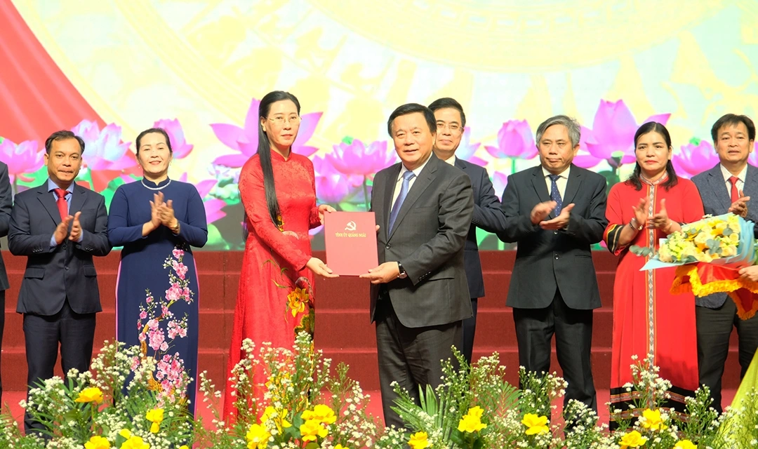 Ông Nguyễn Xuân Thắng, Ủy viên Bộ Chính trị, Giám đốc Học viện Chính trị quốc gia Hồ Chí Minh trao quyết định cho Ban Thường vụ Tỉnh ủy Quảng Ngãi