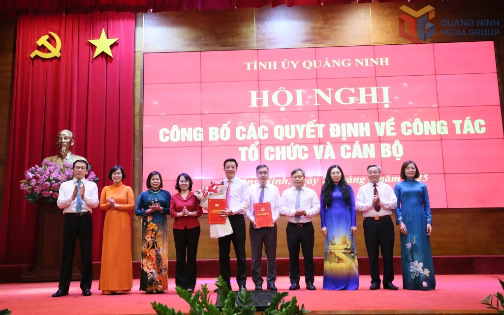 Ông Vũ Đại Thắng, Ủy viên Trung ương Đảng, Bí thư Tỉnh ủy, Trưởng Đoàn ĐBQH tỉnh, trao các Quyết định của Ban Thường trực Ủy ban Trung ương MTTQ Việt Nam và Ban Thường vụ Tỉnh ủy. (Ảnh: Báo Quảng Ninh)