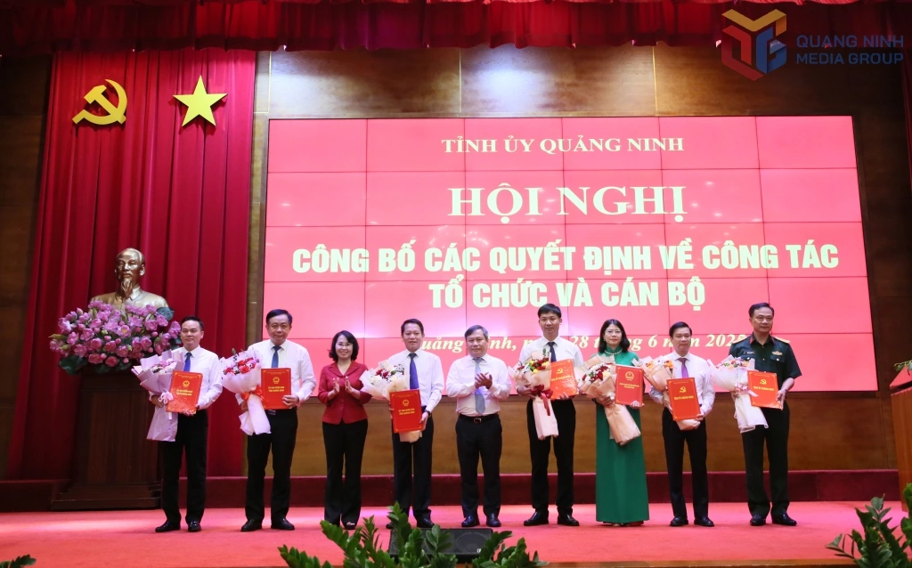 Ông Vũ Đại Thắng, Ủy viên Trung ương Đảng, Bí thư Tỉnh ủy, Trưởng Đoàn ĐBQH tỉnh, trao các Quyết định của Ban Thường vụ Tỉnh ủy, UBND tỉnh, HĐND tỉnh cho các cán bộ. (Ảnh: Báo Quảng Ninh)