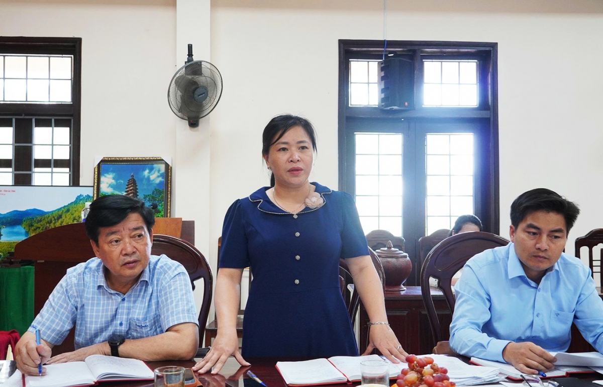 Bà Nguyễn Thị Mai, Chủ tịch UBND thị xã Quảng Trị báo cáo về công tác chuẩn bị vận hành thử nghiệm chính quyền cấp xã.