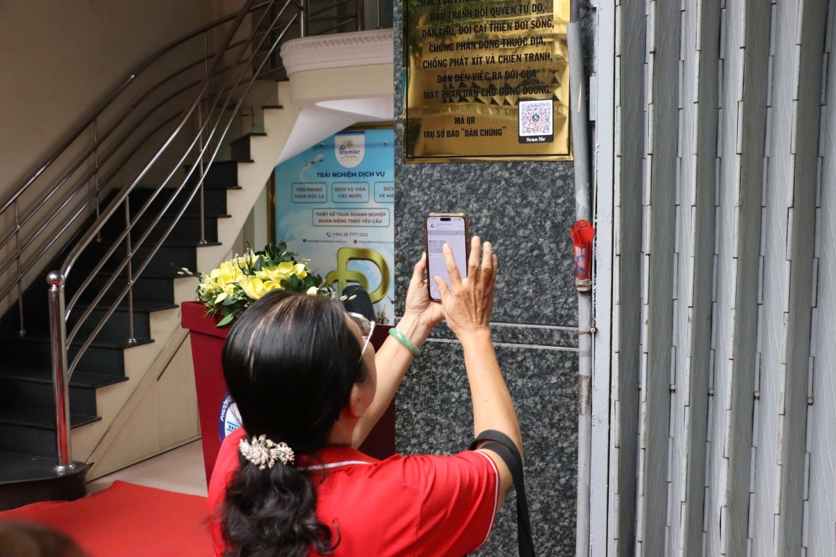 Người dân quét mã QR tìm hiểu thông tin về di tích