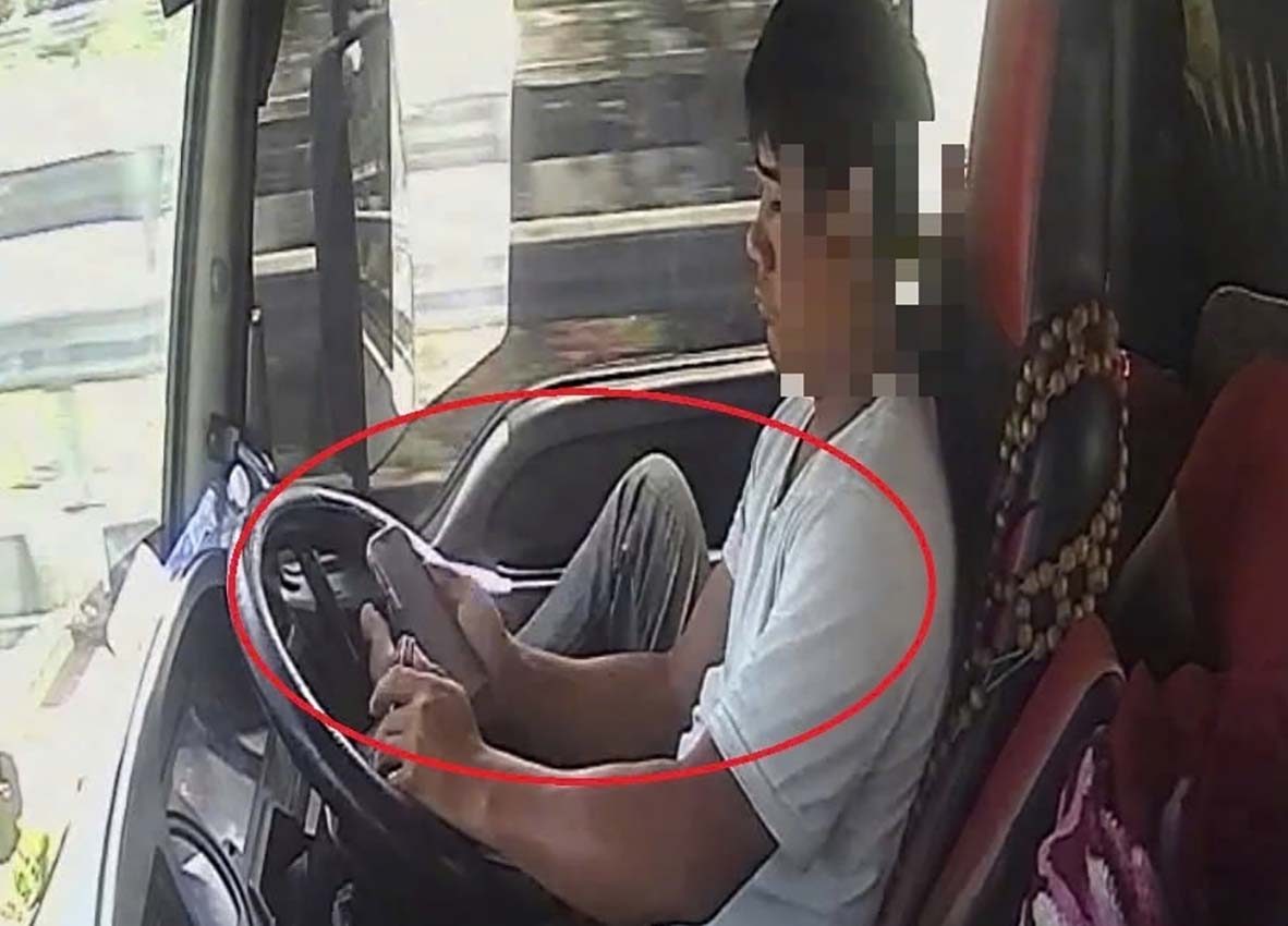 Tài xế vừa lái xe vừa dùng điện thoại