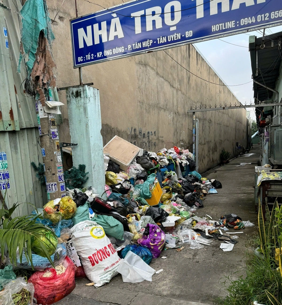 Chính quyền cho biết do thay đổi đơn vị thu gom sau sáp nhập nên có việc tồn đọng rác.
 