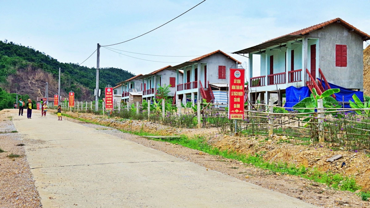 Dãy nhà kiên cố của đồng bào dân tộc Chứt