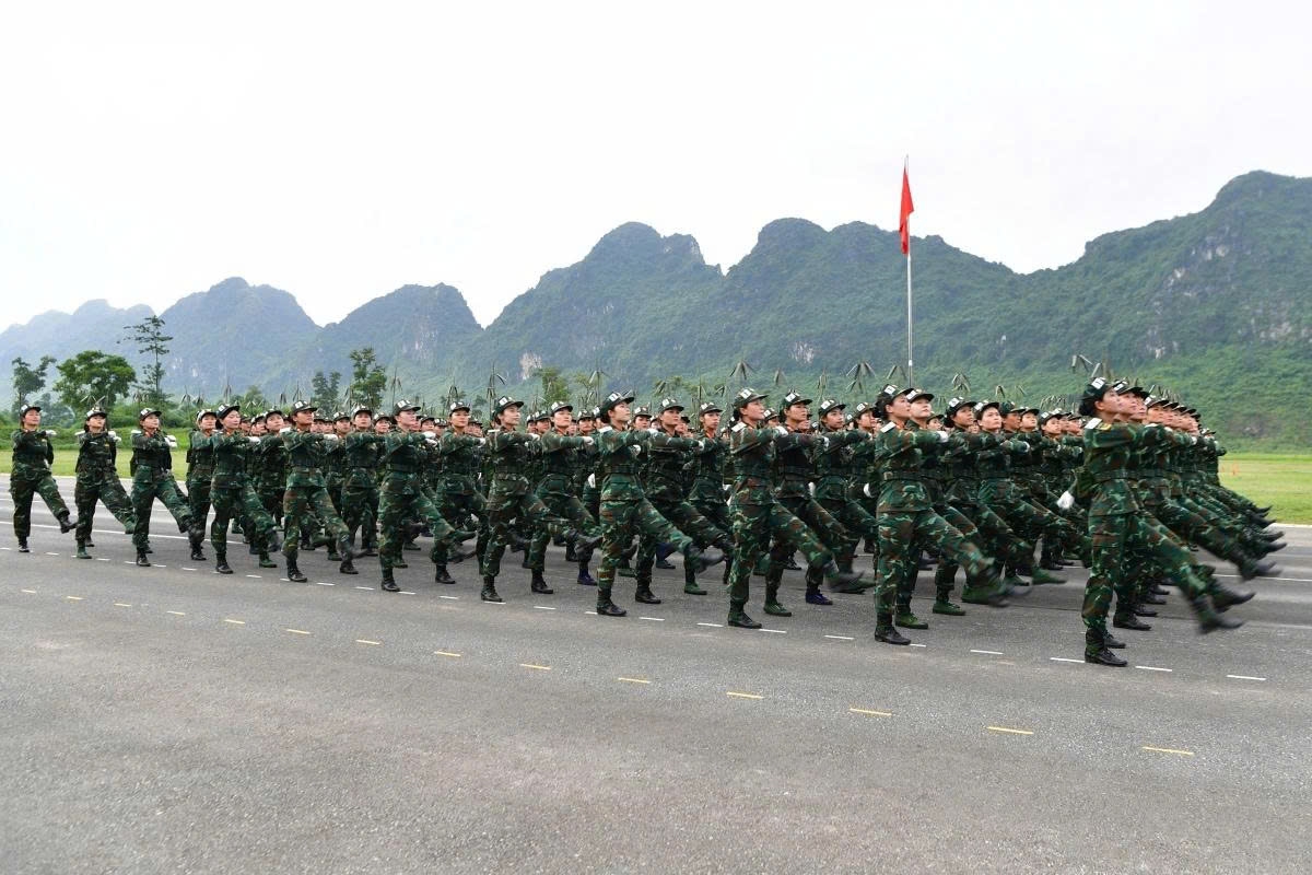 From early morning, all parade units assemble at Mieu Mon to participate in the joint rehearsal, fine-tuning formations and marching sequences.