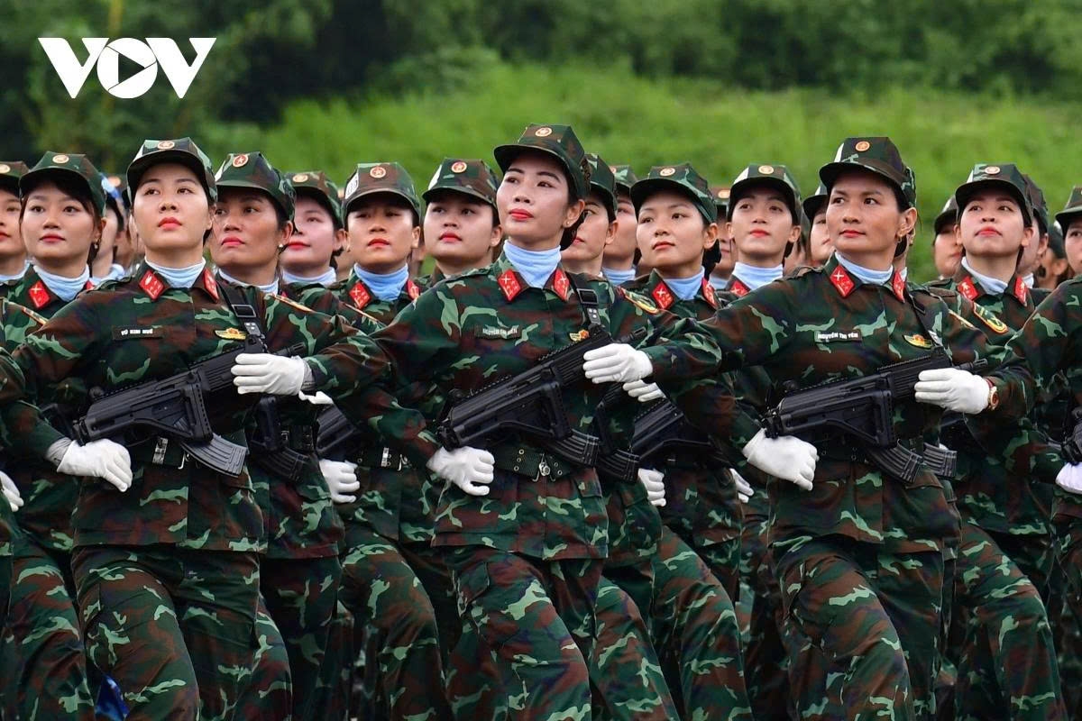Female Vietnamese officers serving in UN peacekeeping missions, a symbol of Vietnam's growing international role, are also part of the formation.
