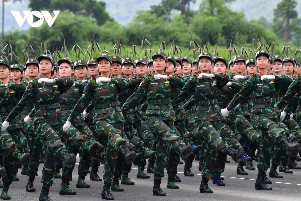 Female signal officers, who ensured secure and uninterrupted communications between command units during wartime, join the parade.