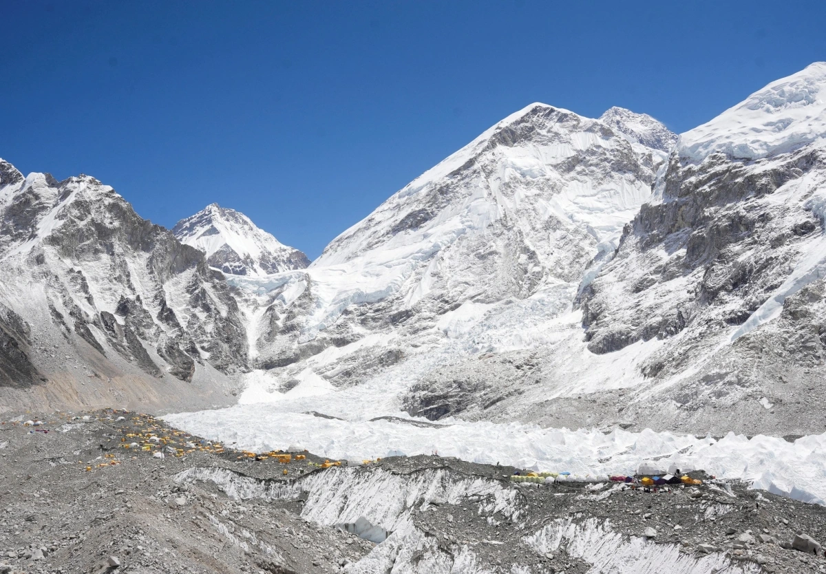 Một khu cắm trại của những nhà leo núi, với tầm nhìn ra đỉnh Everest và các đỉnh núi khác của dãy Himalaya, Nepal. Nguồn: Reuters