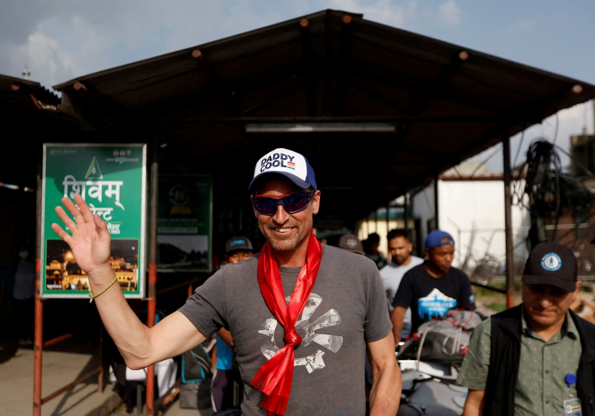 Nhà leo núi người Anh Kenton Cool, 49 tuổi, vui mừng khi hoàn thành lần leo núi Everest thứ 17 tại Kathmandu, Nepal ngày 19/5/2023. Nguồn: Reuters