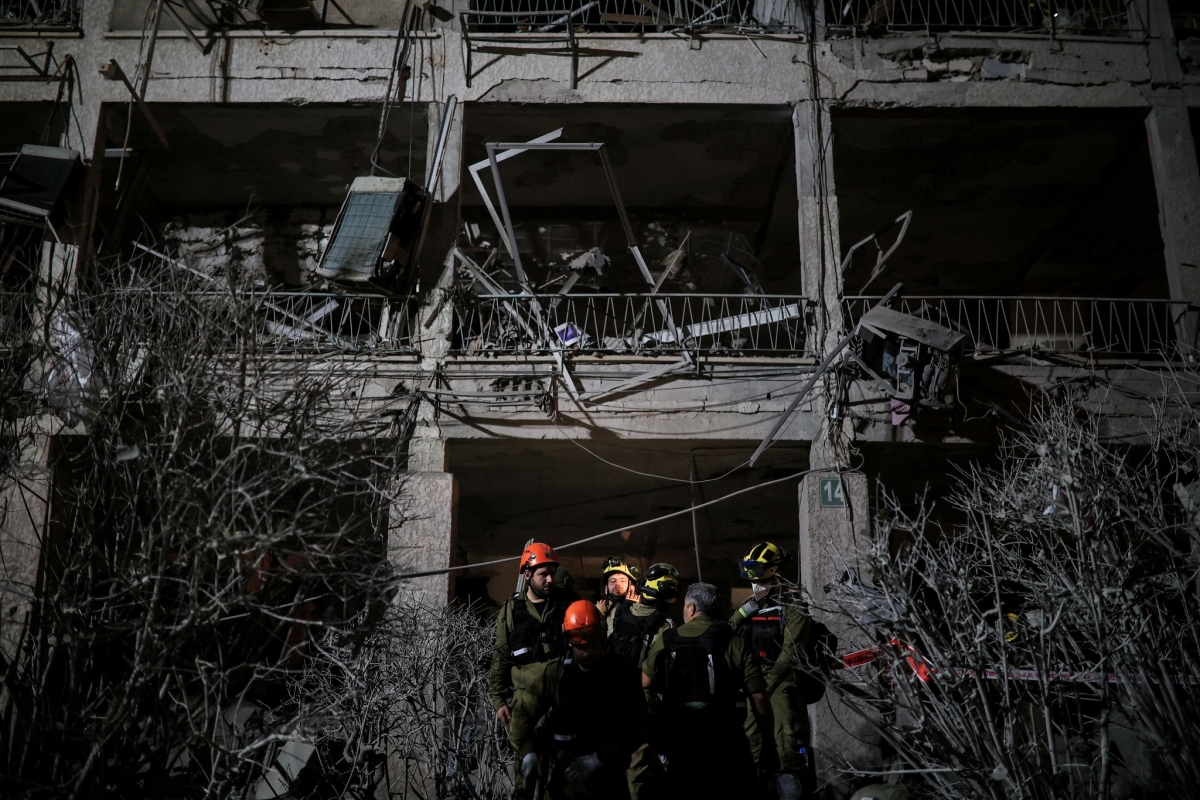 Một khu vực bị hư hại tại Ramat Gan, Israel sau đợt tấn công của Iran đêm 13/6. Nguồn: Reuters