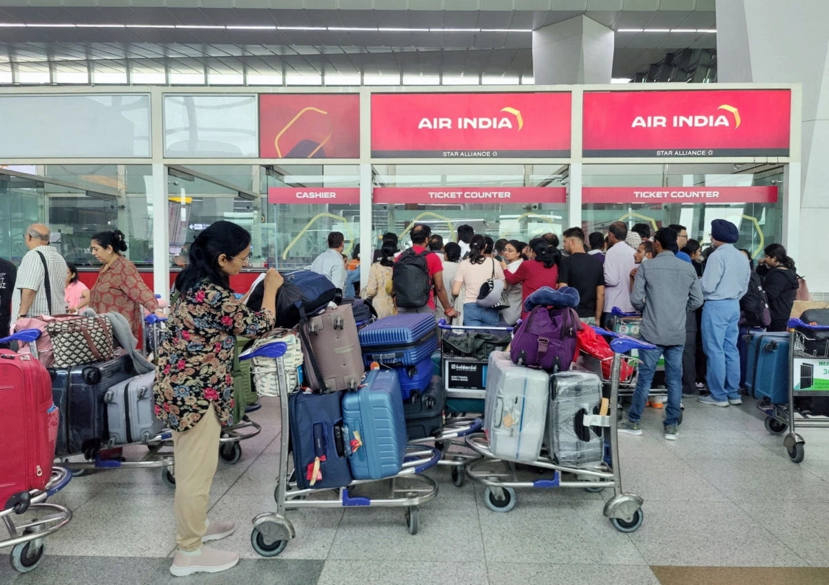 Hành khách chờ đợi tại sân bay ở Delhi, Ấn Độ, sau khi một số chuyến bay bị thay đổi lịch trình vì xung đột ở Trung Đông. Nguồn: Reuters