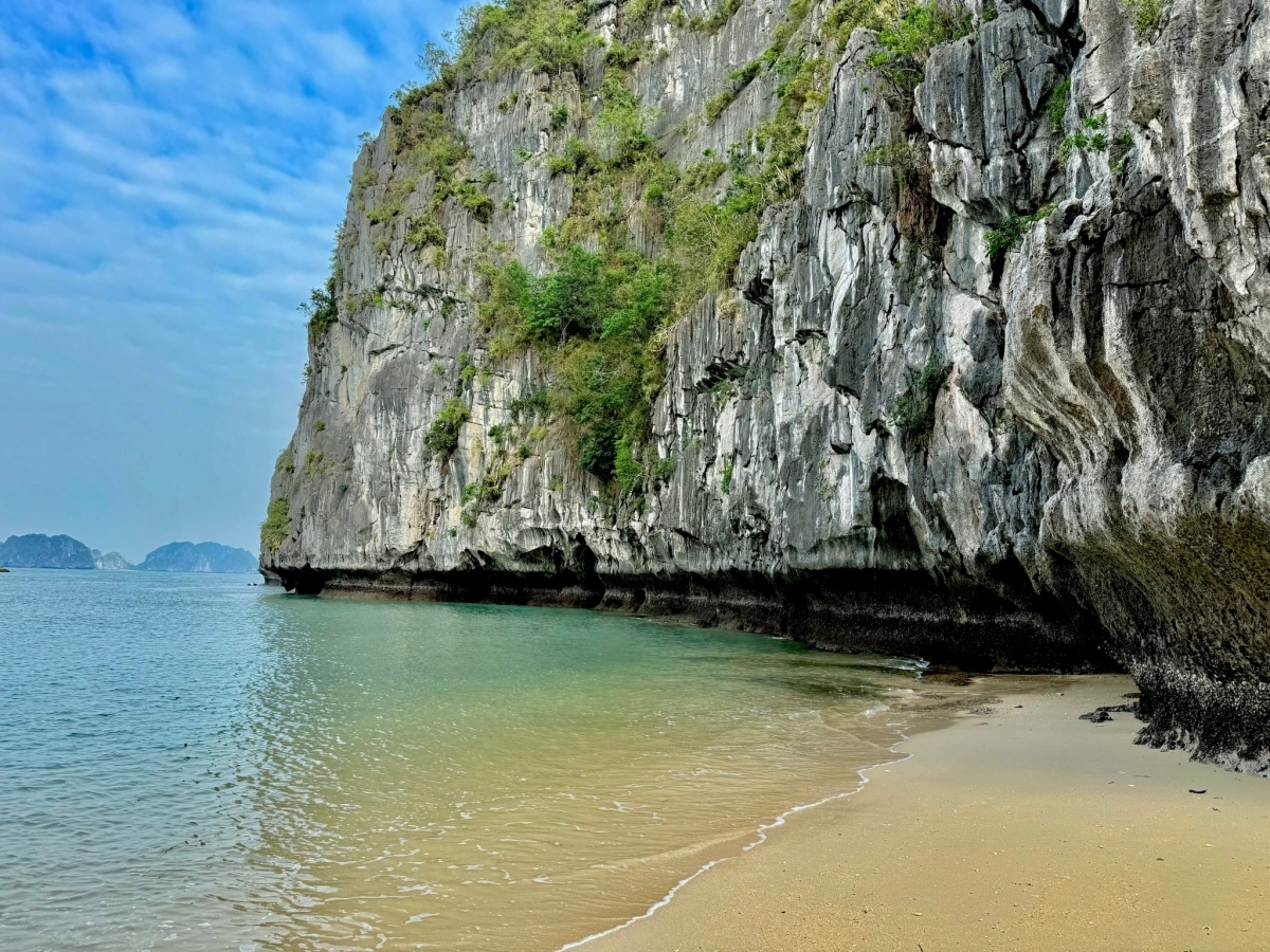 Bãi biển kín đáo hoang sơ trên vịnh Bái Tử Long, với làn nước trong xanh yên bình đến nao lòng