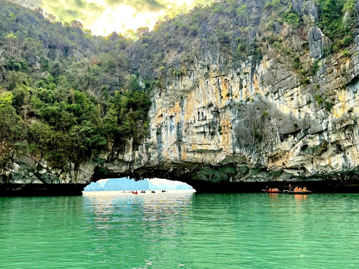 Thư giãn với hoạt động chèo kayak giữa làn nước xanh ngọc đặc trưng của vịnh Bái Tử Long