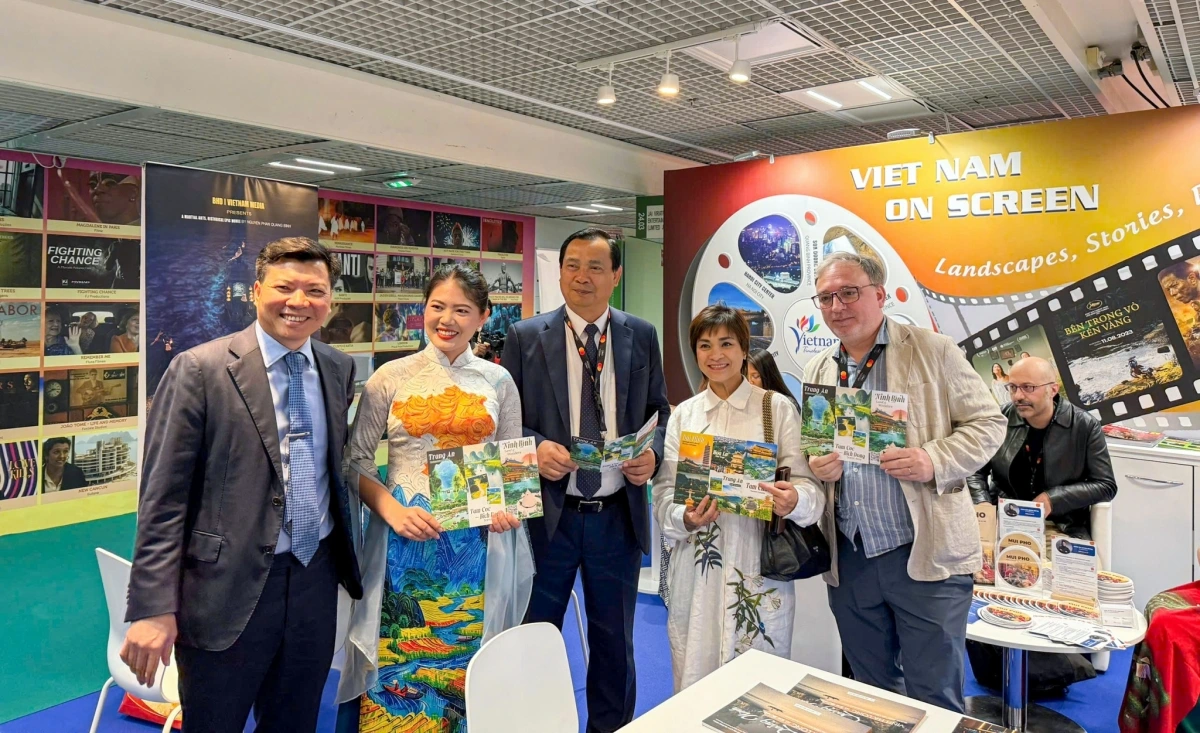 Không gian giới thiệu điểm đến du lịch và điện ảnh Việt Nam tại LHP Cannes 2025, Pháp. Ảnh: Diệp Anh