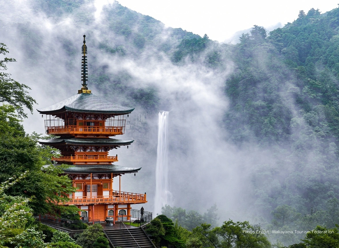 Thác Nachi hùng vĩ bên cạnh Bảo tháp ba tầng tại Tuyến đường hành hương Kumano Kodo. Nguồn: Wakayama Tourism Federation