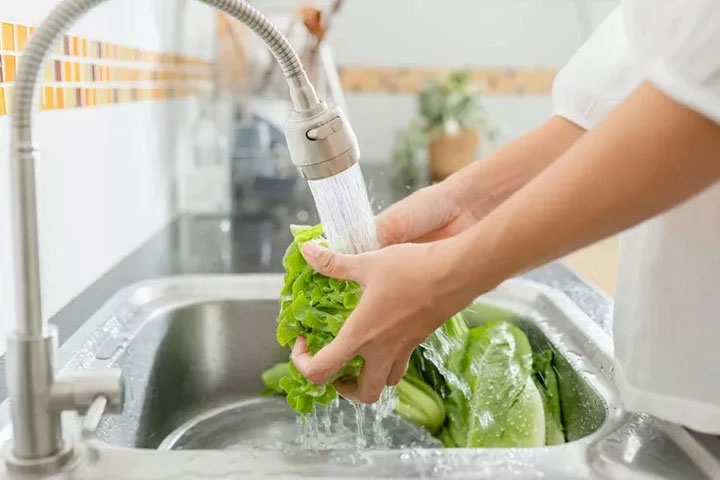 Rửa rau chỉ có tác dụng làm sạch bề mặt, phần nào hạn chế hóa chất còn bám bên ngoài (Ảnh minh họa: Getty)