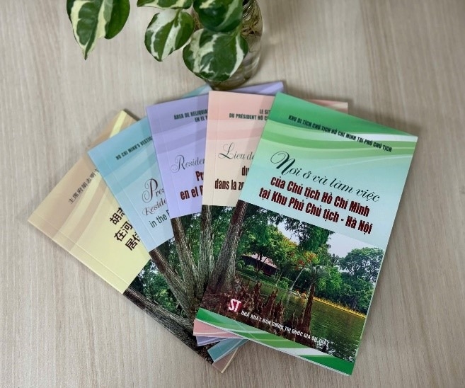 Sách "Nơi ở và làm việc của Chủ tịch Hồ Chí Minh tại Khu Phủ Chủ tịch - Hà Nội" được xuất bản bằng tiếng Anh, Pháp, Trung Quốc và Tây Ban Nha.