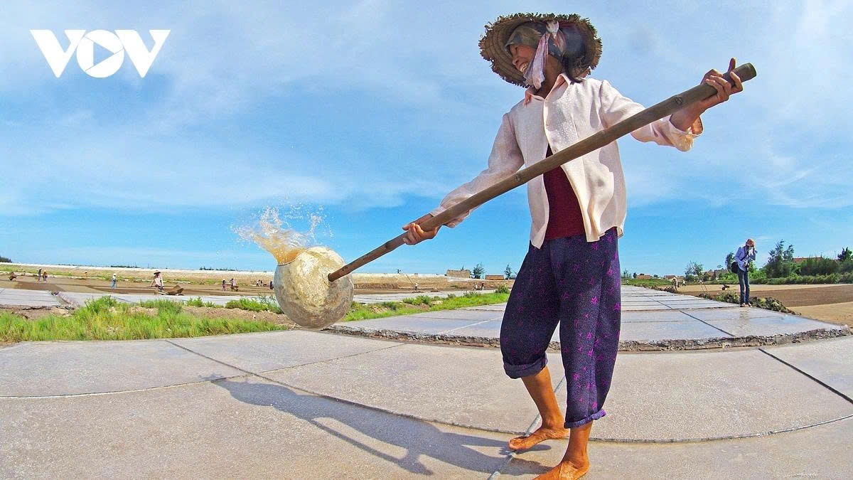 Sand is first submerged in seawater, then transferred to a clay yard where it is left to dry for two to three hours. Once dried, it yields a modest amount of salt.