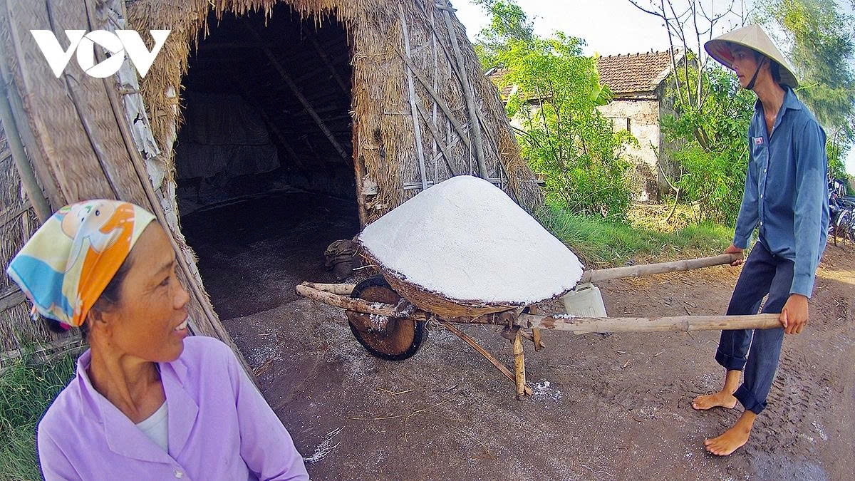 Next to the fields, families build straw-roofed warehouses to store harvested salt, an essential step before selling to traders and transporting it to market.