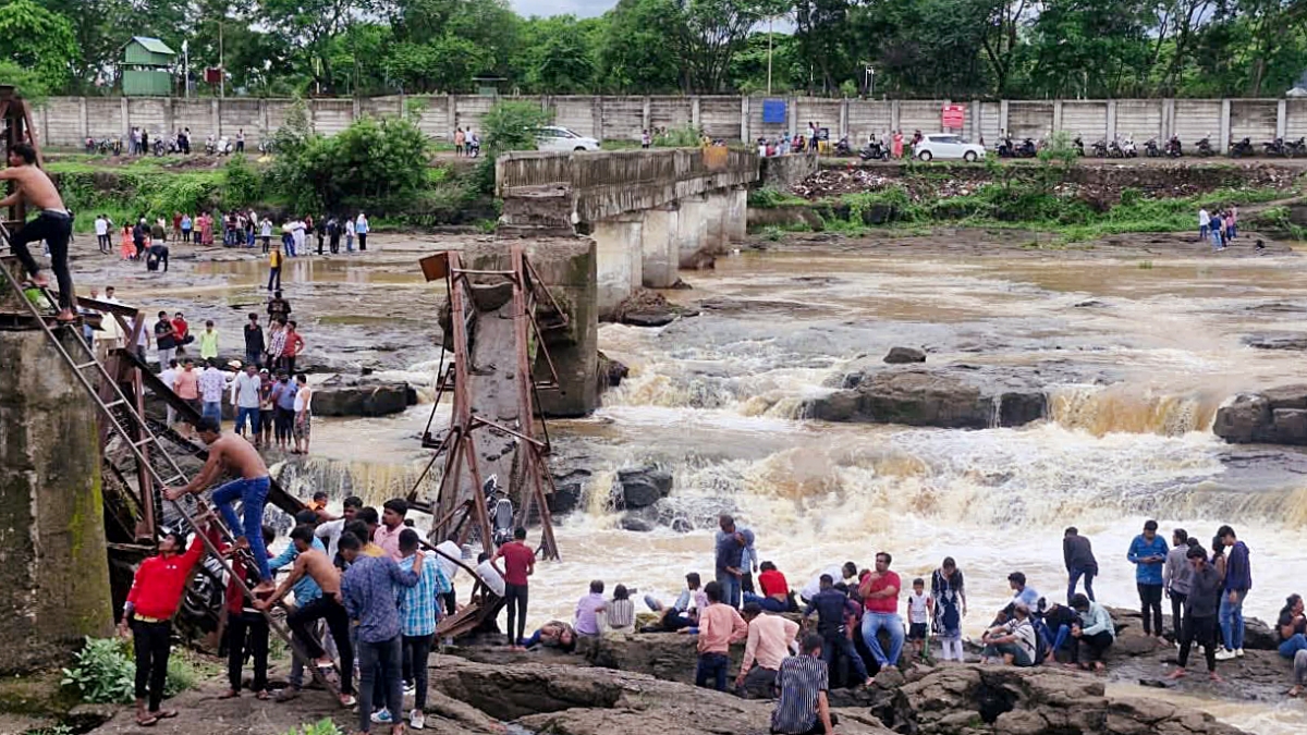 Hiện trường vụ sập cầu ngày 15/6 tại Ấn Độ. (Ảnh: ANI)