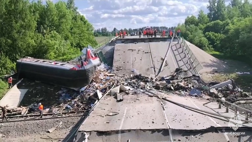 Đoàn tàu bị trật bánh do sập cầu ở vùng Bryansk của Nga. Ảnh: Sputnik