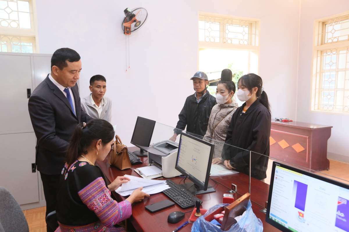 Ngay trong ngày công bố, người dân các xã Chiềng Lương, Nà Ớt (cũ) đến trung tâm phục vụ hành chính công xã Phiêng Pằn để làm các giấy tờ, thủ tục