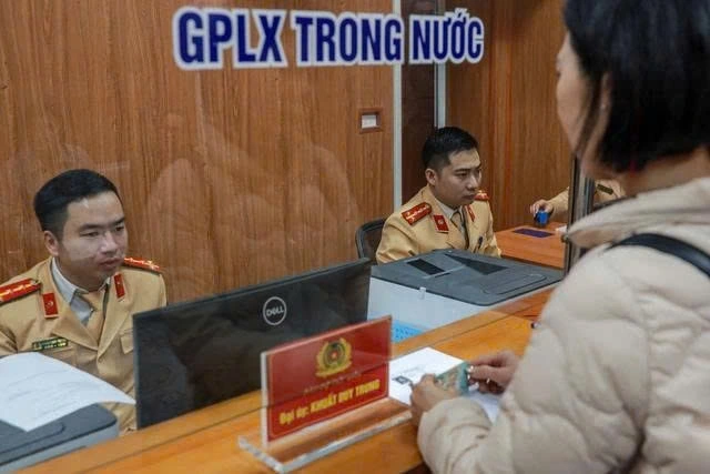 Câu điểm liệt là những câu hỏi quan trọng trong bộ đề sát hạch GPLX mới, nếu thí sinh trả lời sai bất kỳ câu điểm liệt nào, dù các câu khác đúng vẫn bị đánh trượt ngay lập tức.