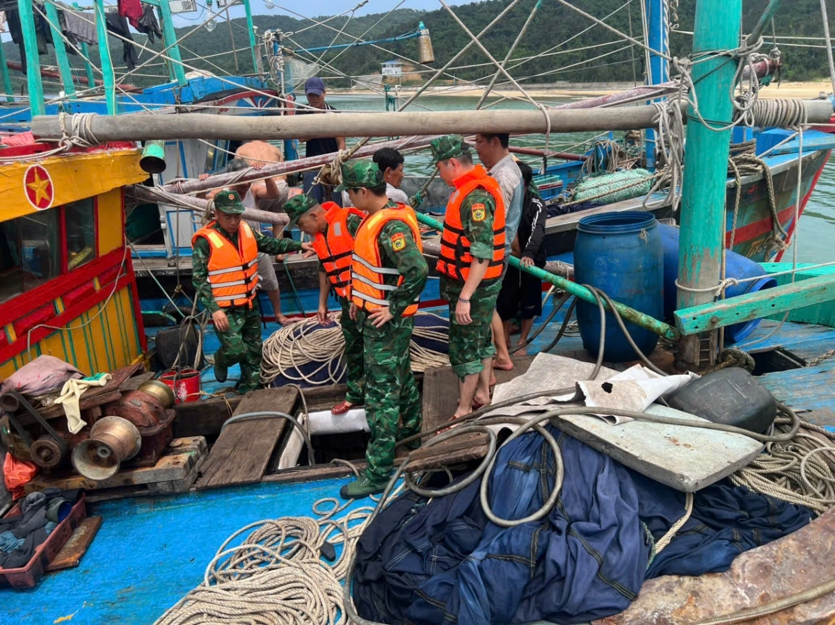 Sau khu cứu hộ thành công, các chiến sỹ Đồn biên phòng Thanh Lân đã lai dắt tàu vào gần bờ để sửa chữa