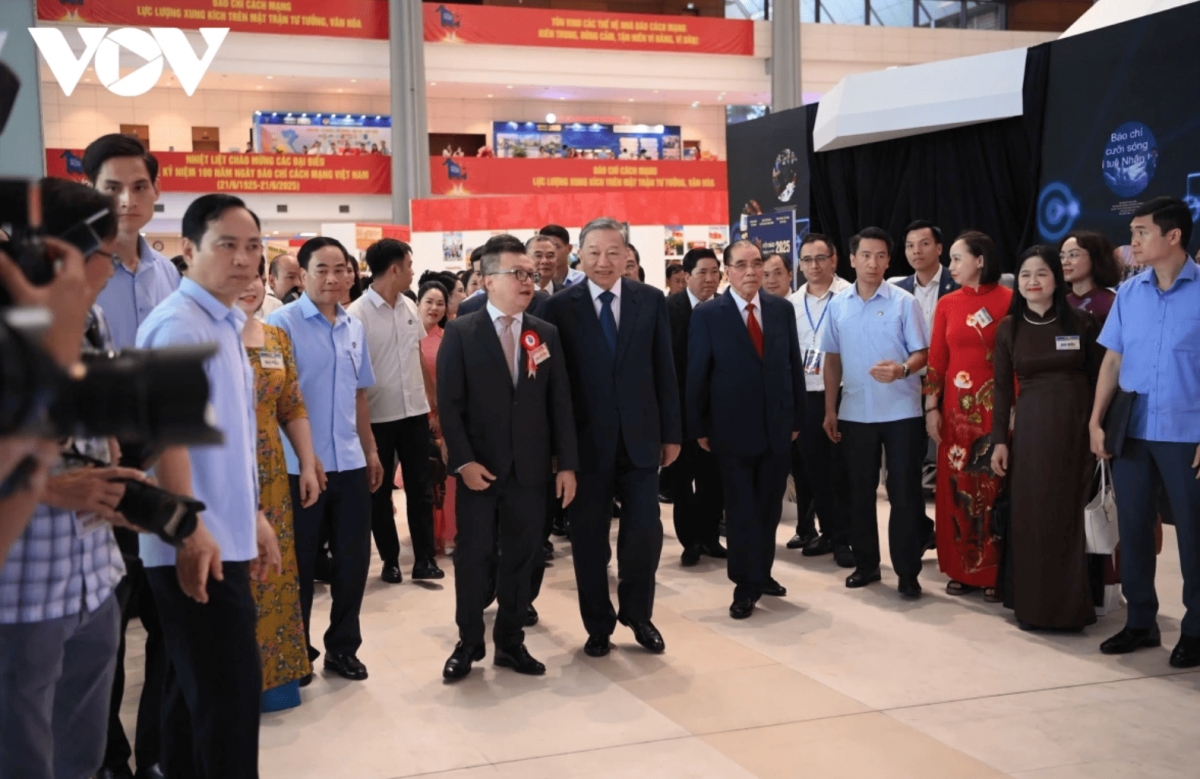 Party General Secretary To Lam and other senior leaders attend the ceremony alongside outstanding journalists and media representatives.