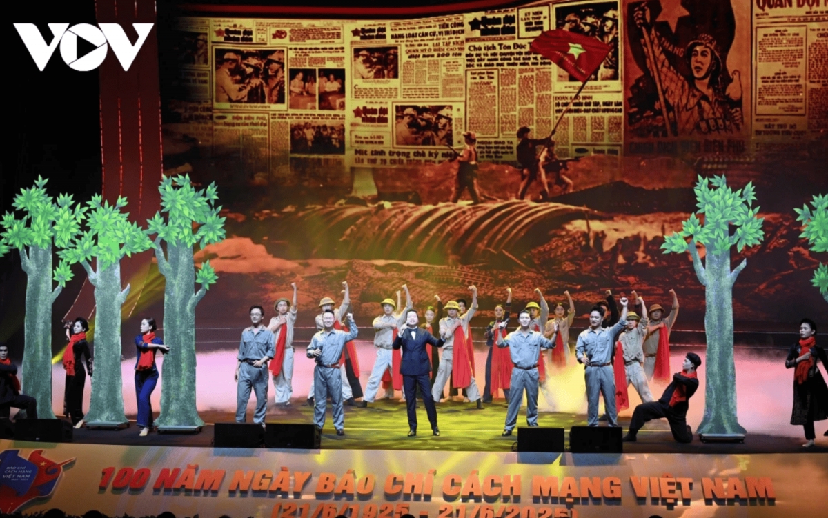 The ceremony commences with performances celebrating the 100th anniversary of Vietnam Revolutionary Press Day.