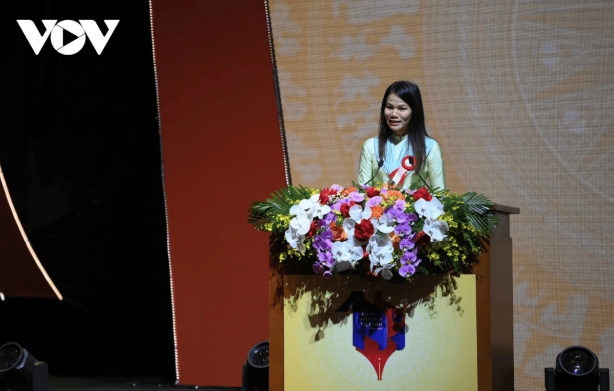 Nguyen Thi Ngan, reporter of the Current Affairs Department of the Vietnam Television, delivers remarks on behalf of Vietnamese journalists at the anniversary ceremony.