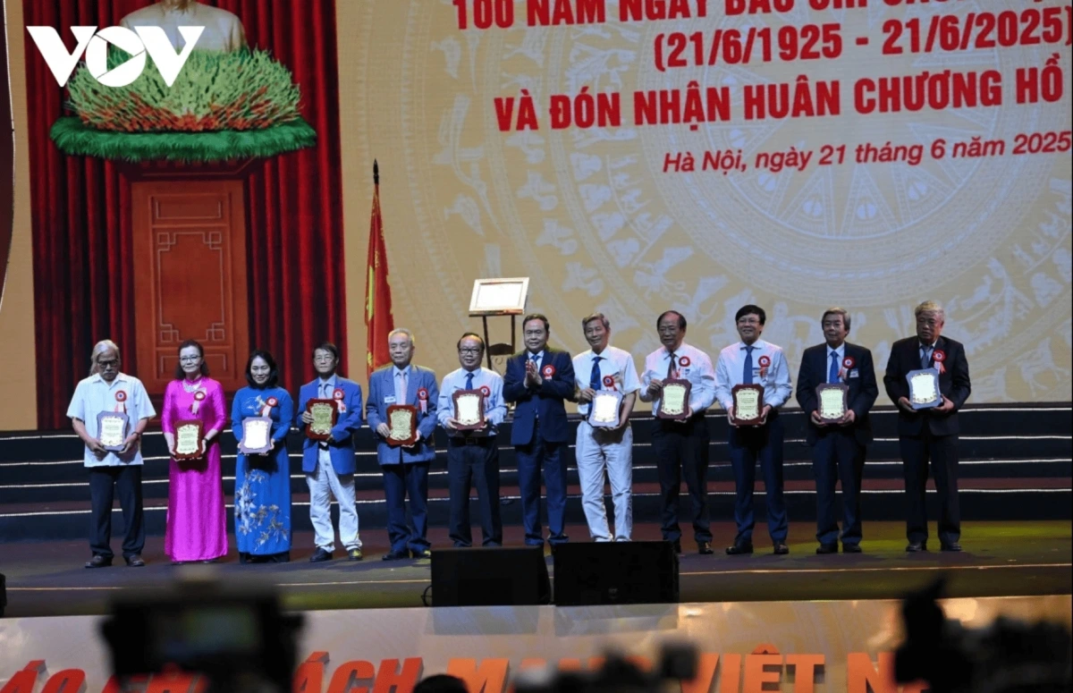 National Assembly Tran Thanh Man presents gifts to veteran journalists.