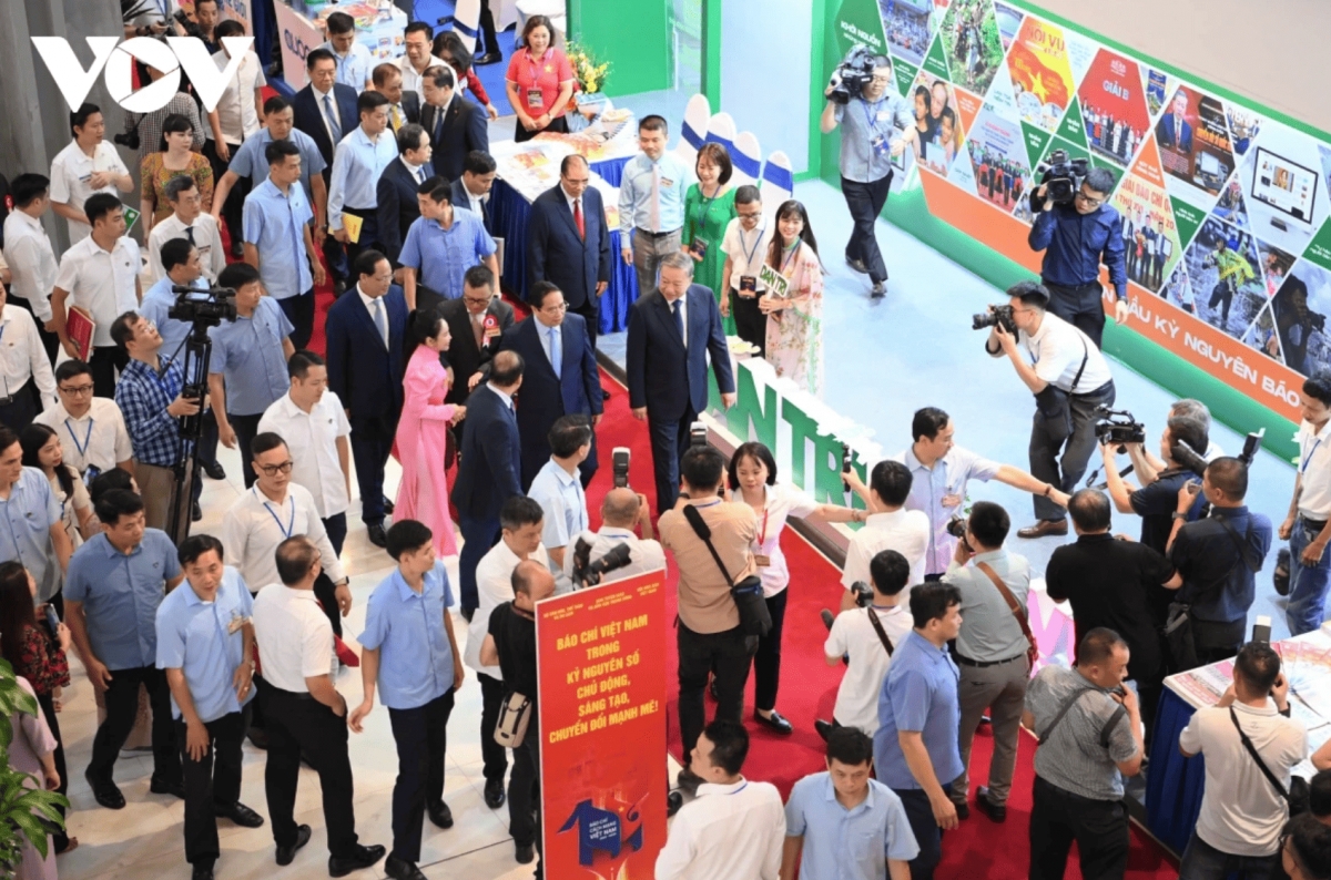 Senior leaders visit media agencies' exhibition booths