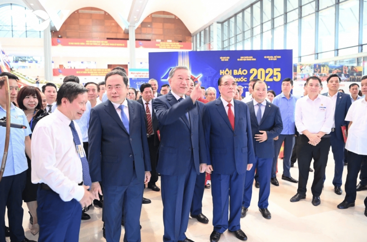 General Secretary To Lam, former General Secretary Nong Duc Manh, and other leaders visit the pavilion of the Voice of Vietnam.