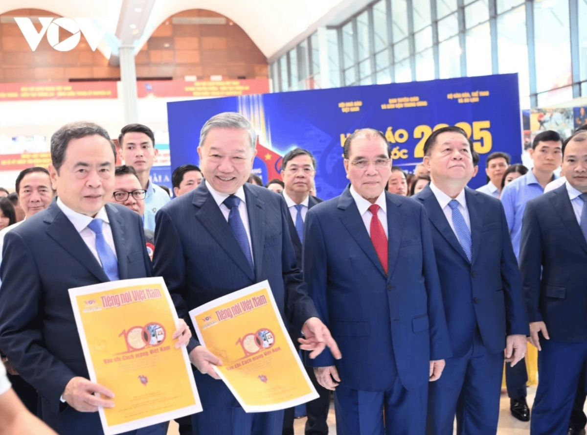 Party General Secretary To Lam and National Assembly Chairman Tran Thanh Man hold a special edition of the Voice of Vietnam newspaper marking the event.