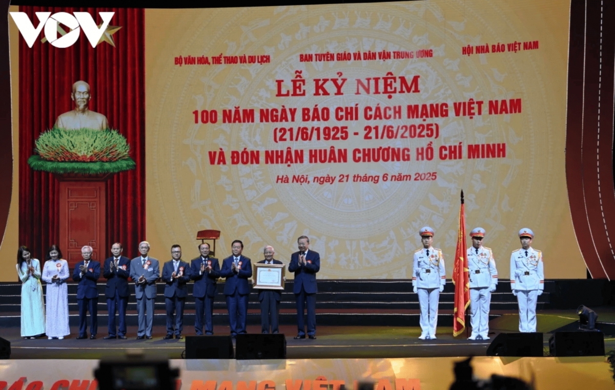 On behalf of Party and State leaders, Party General Secretary To Lam presents the Ho Chi Minh Order to the Vietnamese revolutionary press for its great contributions to the Party and the nation.