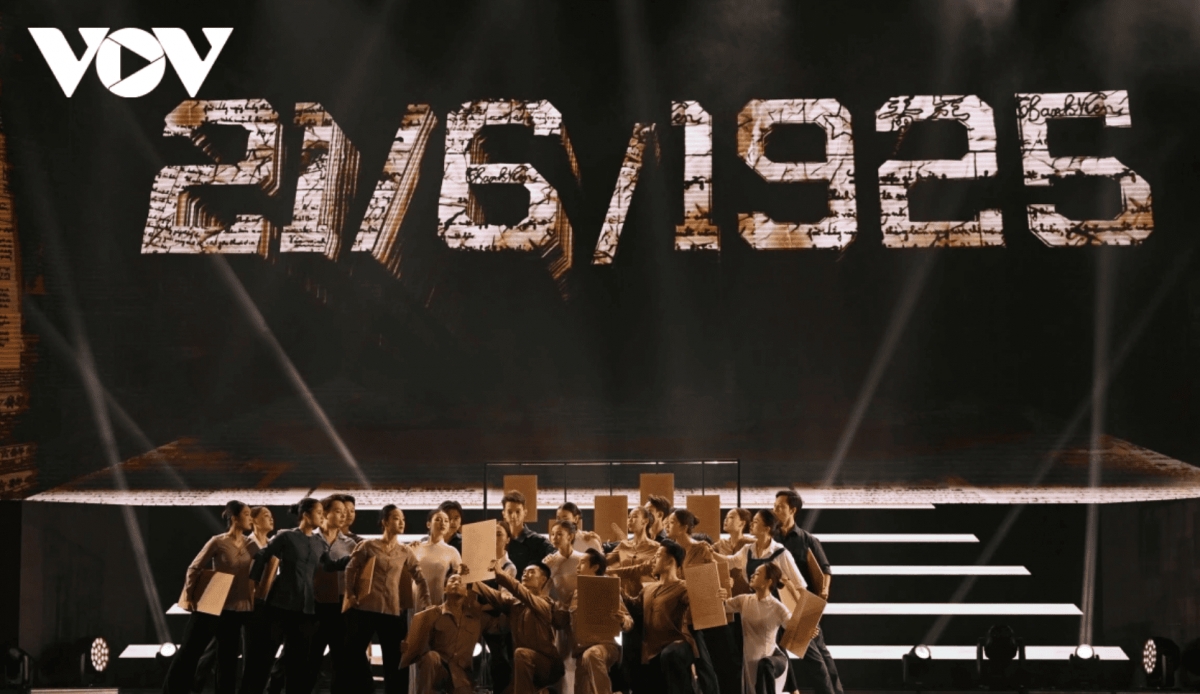    A special performance opens the ceremony, celebrating the 100th anniversary of Vietnam Revolutionary Press and its proud century-long journey alongside the nation.