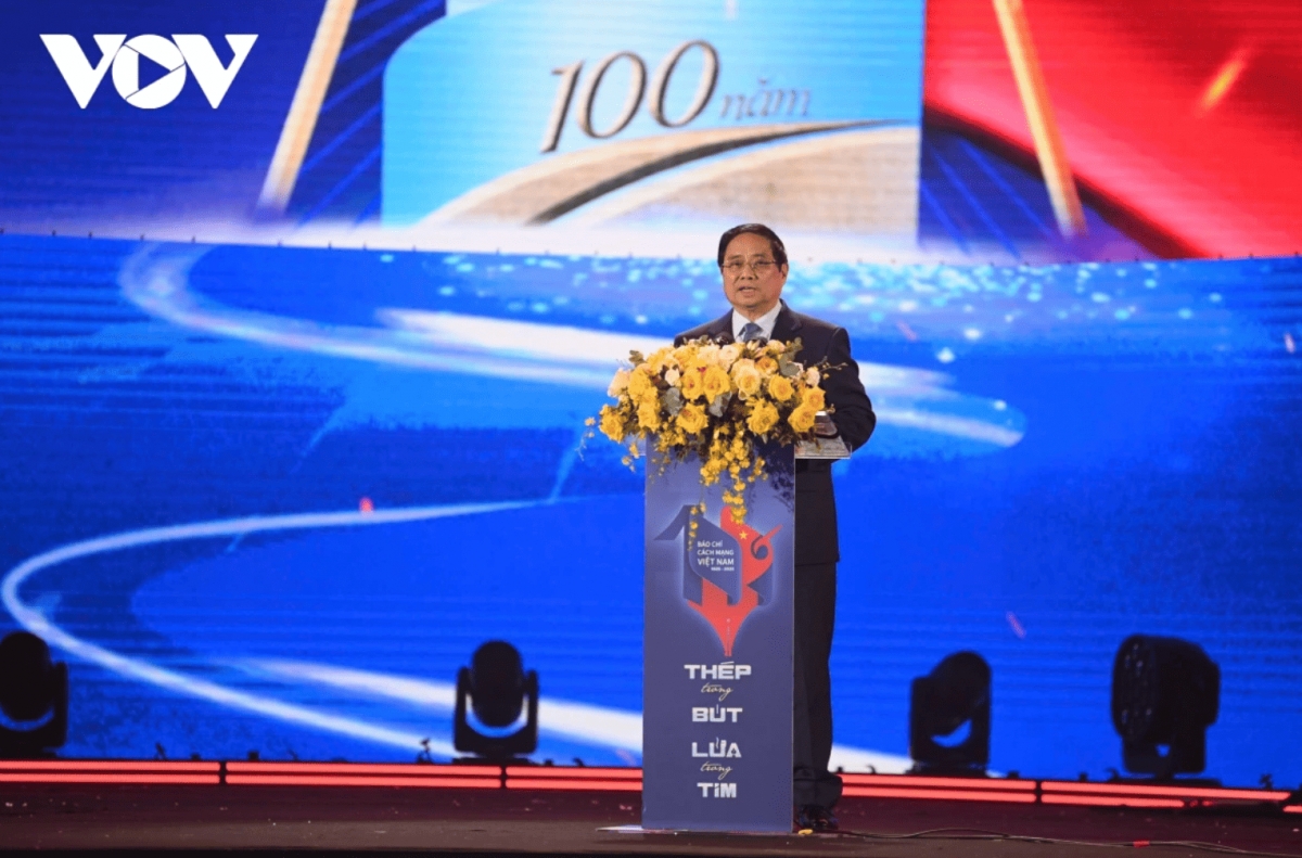 While presenting the First Prize and delivering remarks at the ceremony, Prime Minister Pham Minh Chinh acknowledged and appreciated the tremendous contributions of media agencies, veteran journalists, and generations of media professionals to the revolutionary cause of the nation. He also pays deep tribute to those who dedicated, and even sacrificed their lives for the cause of Vietnamese revolutionary journalism.