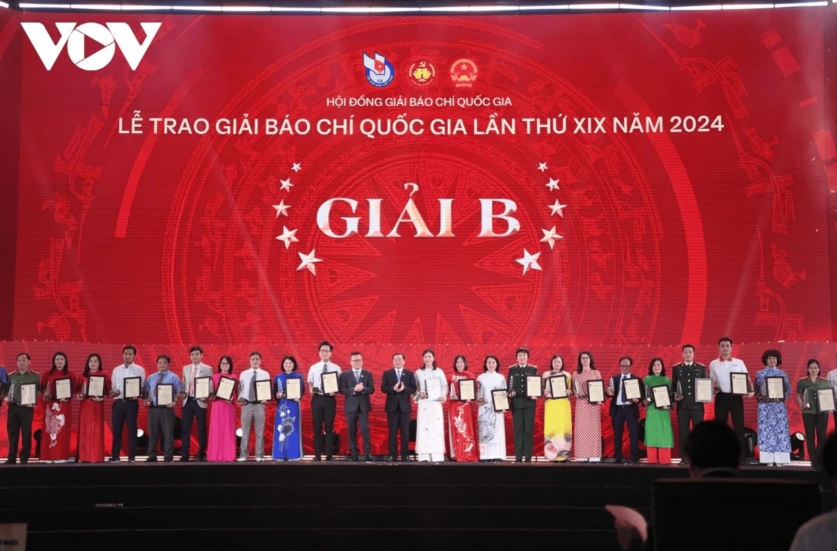   Lai Xuan Mon, Member of the Party Central Committee and Permanent Deputy Head of the Party Central Committee's Commission for Information, Communication and Mass Mobilization, and Le Quoc Minh, Member of the Party Central Committee, Deputy Head of the Commission, Editor-in-Chief of Nhan Dan Newspaper, and President of the Vietnam Journalists Association, present second prizes to individual and group awardees.