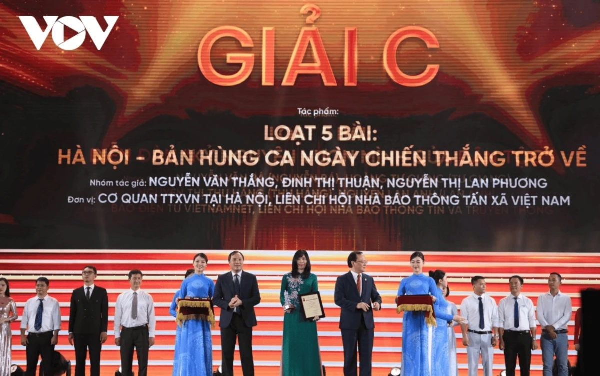  Do Tien Sy, Member of the Party Central Committee and President the Voice of Vietnam, and Hoang Trung Dung, Member of the Party Central Committee and Editor-in-Chief of Communist Review, present third prizes to the winning authors.