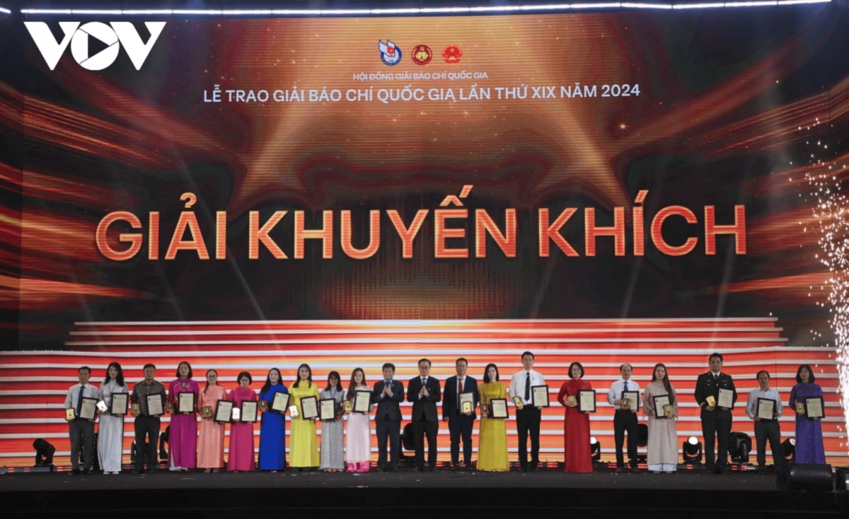  Pham Manh Hung, Deputy General Director of the Voice of Vietnam, presents consolation prizes at the National Press Awards.