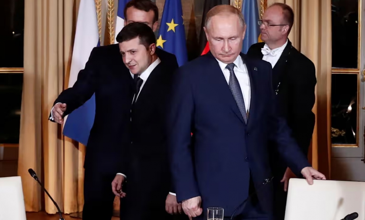 Ông Zelensky (trái) và ông Putin (phải) cùng xuất hiện tại một sự kiện ở Paris năm 2019. Ảnh: Reuters