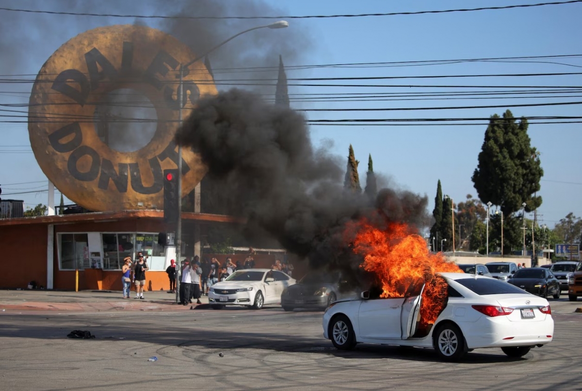 Một chiếc ô tô bốc cháy ở Los Angeles, California ngày 7/6. Ảnh: Reuters