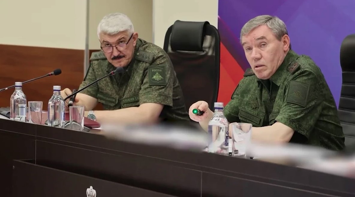Tổng Tham mưu trưởng Các lực lượng vũ trang Nga, Đại tướng Valery Gerasimov (bên phải) tại buổi làm việc. Ảnh: Trung tâm Báo chí Bộ Quốc phòng Nga