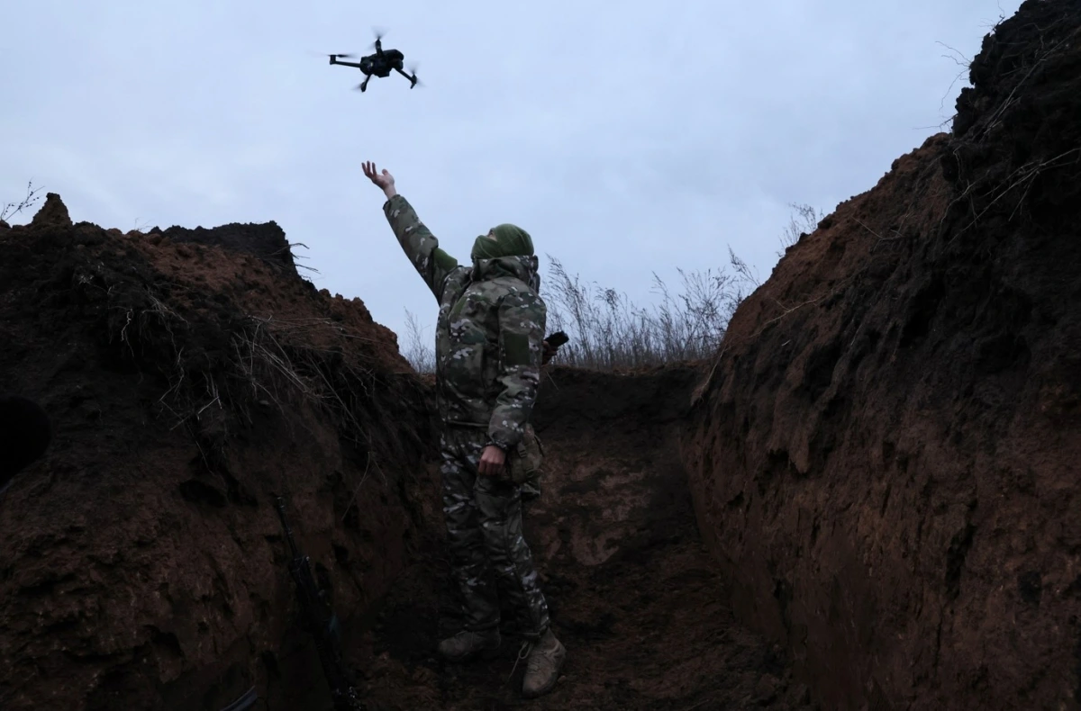 Một quân nhân Ukraine sử dụng UAV trên chiến trường. Ảnh: Reuters