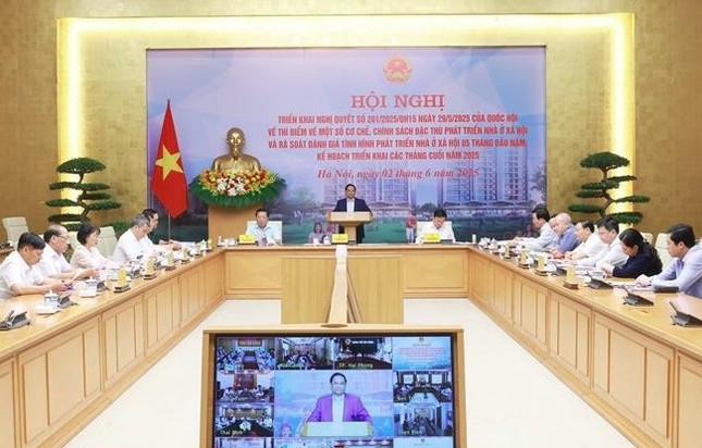 Vietnamese Deputy Minister of Culture, Sports, and Tourism Ho An Phong (L) and Polish Secretary of State for Sport and Tourism Piotr Borys pose for a photo 