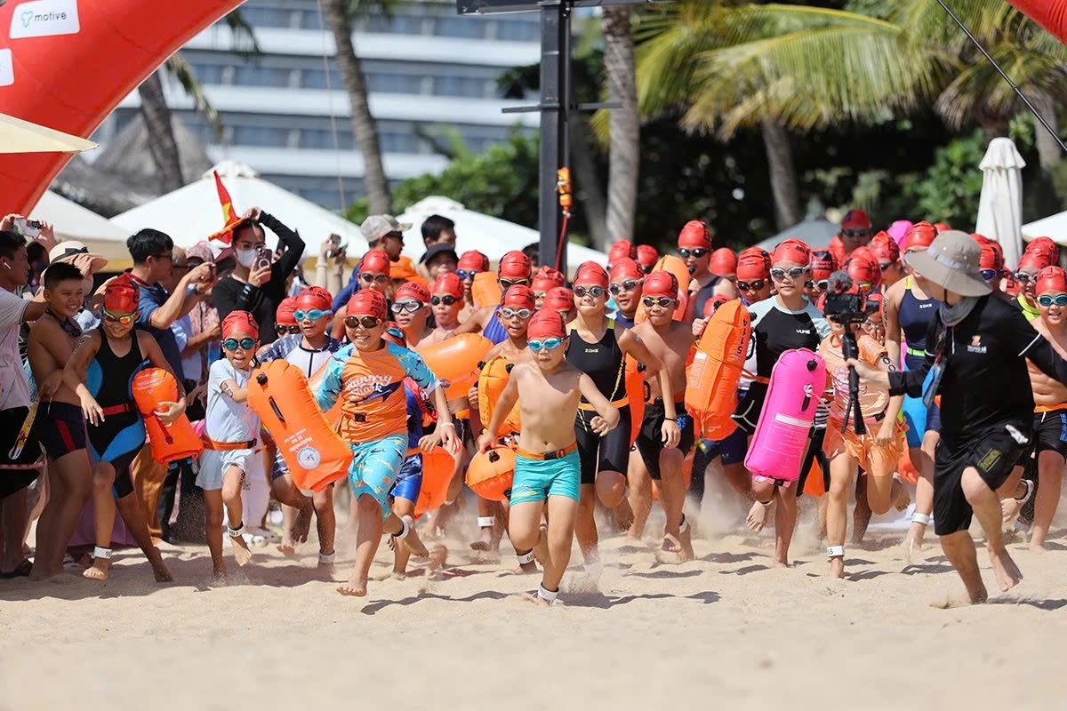 Over 800 local and international swimmers compete in Sea Star Nha Trang Bay race
(Photo: thanhnien.vn)