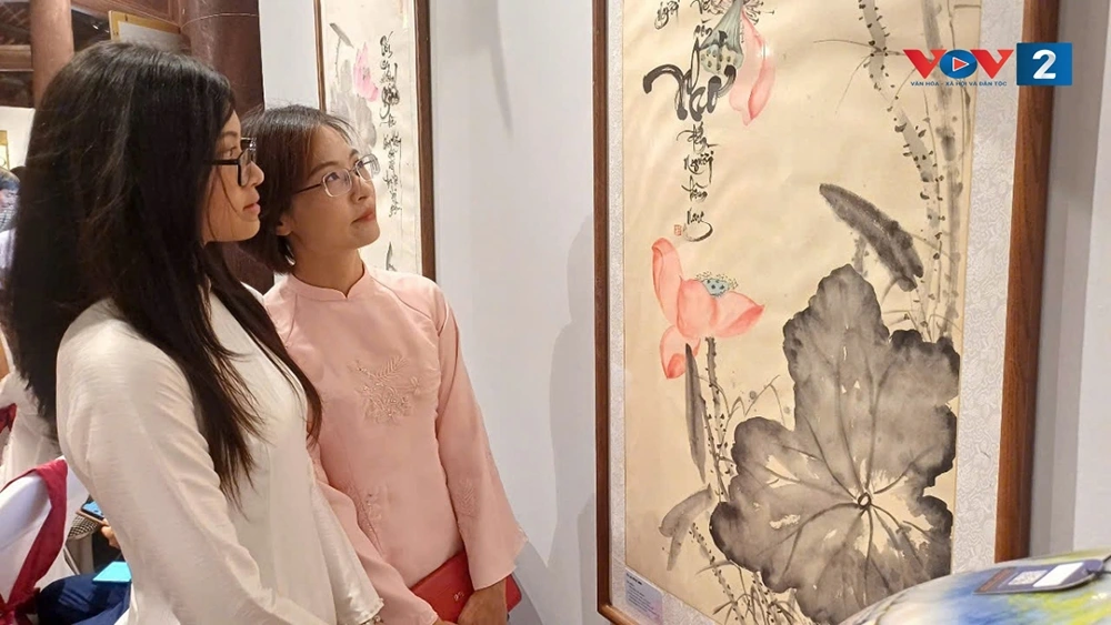 Khách tham quan tìm hiểu về thư pháp sen.